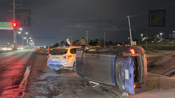 Camioneta Jeep se pasa el rojo y vuelca tras brutal impacto en la avenida Tecnológico
