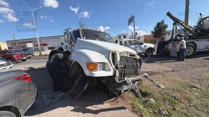 Roba una grúa, provoca choques y prende fuego a un auto en gasolinera