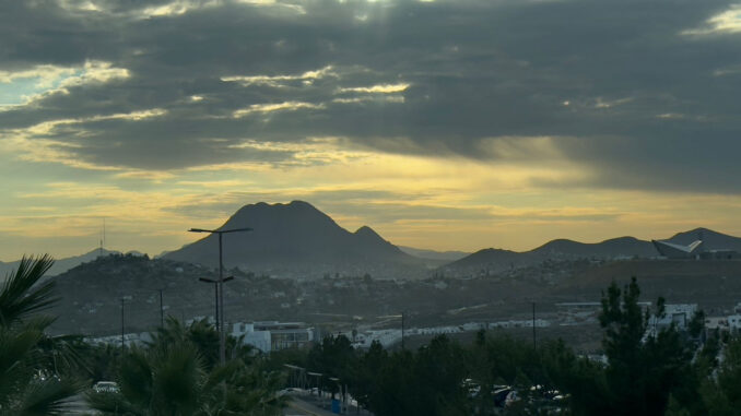 Frente frío 3 baja la temperatura en Chihuahua; prevén lluvias, viento y granizo